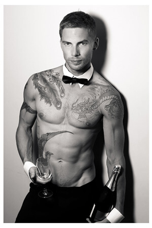 tattooed hens night host serving bubbly at an auckland cbd nightspot